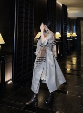 松弛千金感卡其色格纹流苏披肩