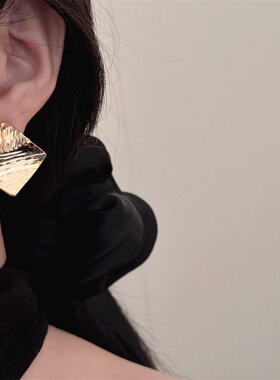 个性不规则金色褶皱方形耳钉气质小众时尚百搭高级感大气夸张耳环