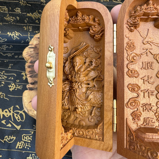 Taoist exquisitely carved jujube wood Nine Heavens Yingyuan Thunder Universalization Tianzun three-open jujube wood statue Lei Zu ornaments portable god