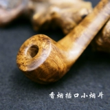 Крупный дым сигареты с твердым деревом борьбы с сигарет -сигаретой калифор