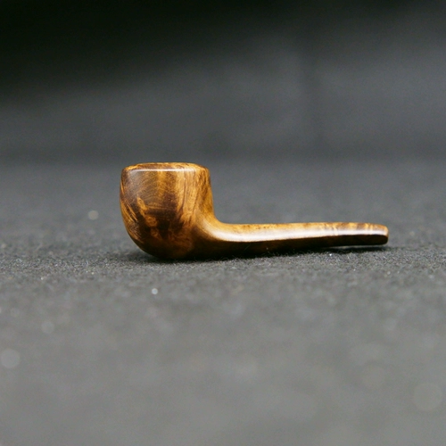 Крупный дым сигареты с твердым деревом борьбы с сигарет -сигаретой калифор