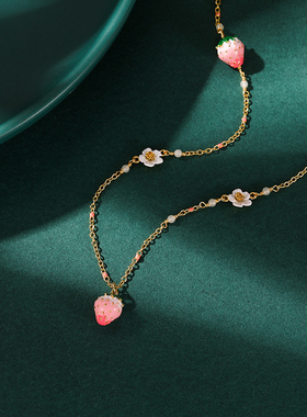 珐琅釉白花三颗草莓项链