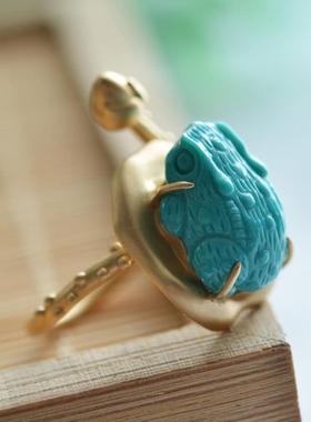 2021年天然原矿绿松石雕刻青蛙镶嵌荷叶18K金戒指优雅女式瓷度高