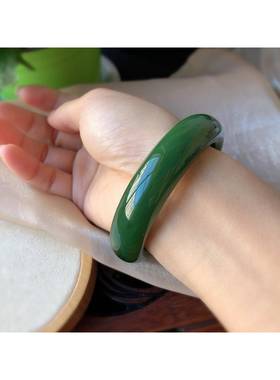 天然和田碧玉56.3mm圈口手镯 辣绿色 无裂正装料子细腻温润配证xe