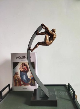 美式轻奢简约办公桌摆件抽象人物攀登攀岩雕塑男士礼物玄关摆件