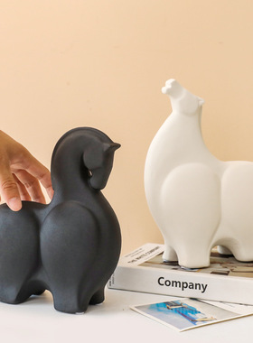 现代轻奢简约创意肥马摆件样板房书柜陶瓷黑白马家居装饰品工艺