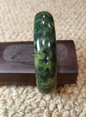 西藏药王石标准手镯黄墨绿冰透有云纹油润有磁圈口57mm宽15mm1993