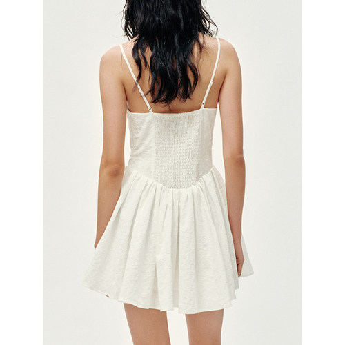 UR&DC2026夏季新款都市立体提花肌理感吊带超短款白色连衣裙A字裙 - 图2