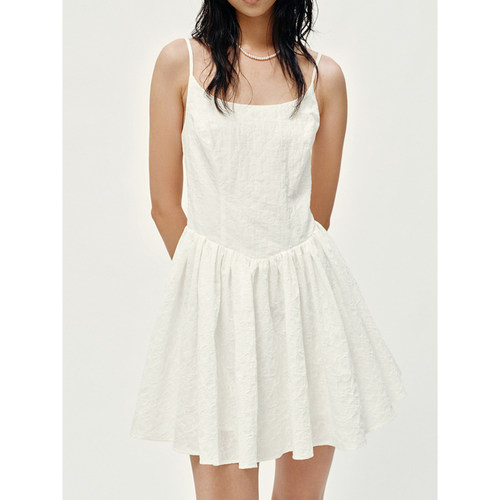 UR&DC2026夏季新款都市立体提花肌理感吊带超短款白色连衣裙A字裙 - 图1