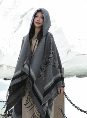 披肩连帽女云南丽江草原旅游