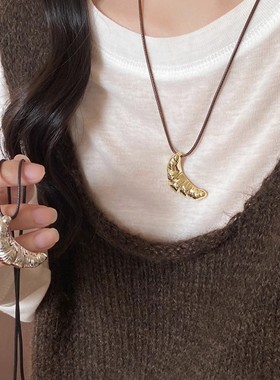 韩系牛角包黑色皮绳项链女2024新款百搭气质长款毛衣链锁骨链配饰