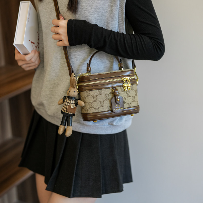 北包包帆布时尚小熊印花化妆包2024新款小众潮流休闲单肩斜挎包女,淘宝优惠券,粉丝福利购,淘宝优惠卷