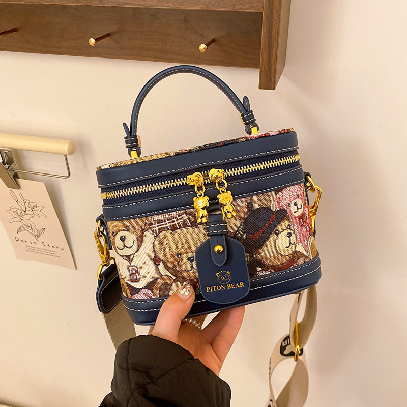 北包包高级感小熊盒子水桶包2024新款帆布质感小众手提单肩斜挎包,淘宝优惠券,粉丝福利购,淘宝优惠卷