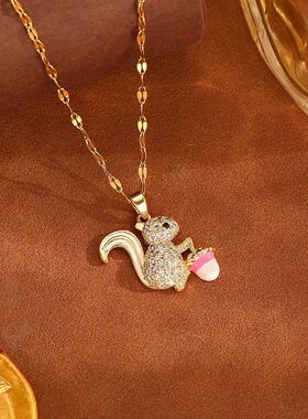 可爱趣味卡通松鼠钛钢项链女轻奢精致锁骨链独特松果配饰颈链批发