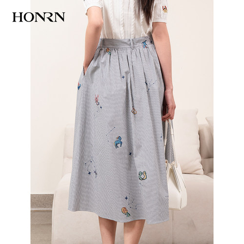 HONRN/红人蓝白条纹撞色裙子印花a字半身裙女春秋中长款HI11OQ101 - 图0