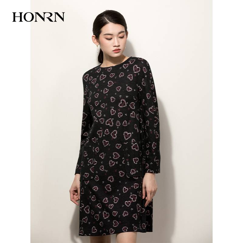 HONRN/红人黑色长袖圆领爱心图案羊毛针织连衣裙女秋冬HG55OL503