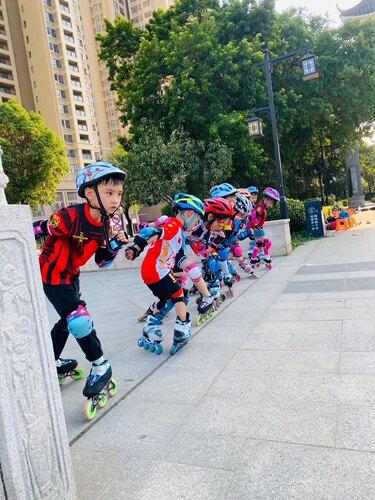 儿童花式碳纤维平花鞋BMXG疯子家族男女儿童溜冰鞋调码旱冰花样鞋 - 图1