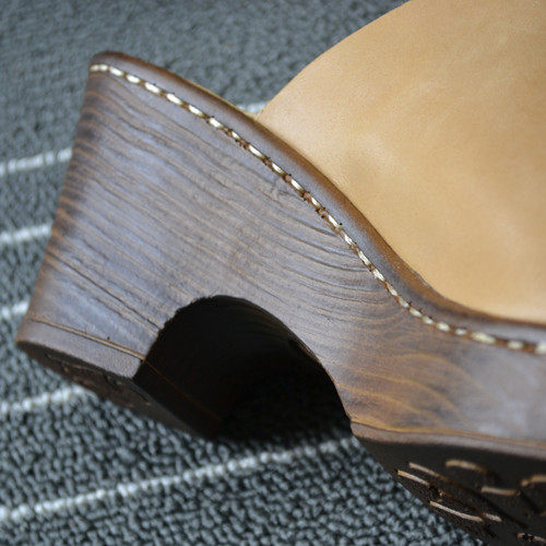 Внешняя торговля уникальной женской обувью, толсторотой женской литературно-художественной европейской и американской стилистикой.