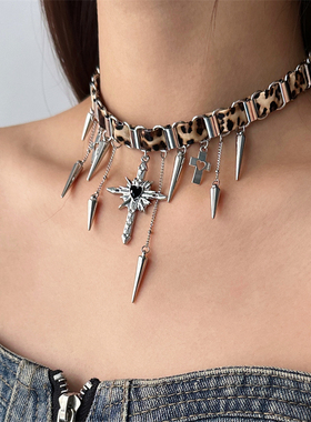 豹纹铆钉十字架项圈女choker