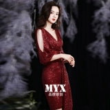 Летнее короткое красное вечернее платье, коллекция 2021, городской стиль, яркий броский стиль, по фигуре