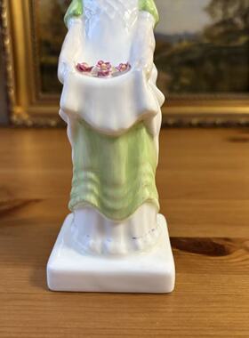 Royal Doulton 皇家道尔顿 1981年产捧花女孩瓷偶 中古收藏瓷摆件