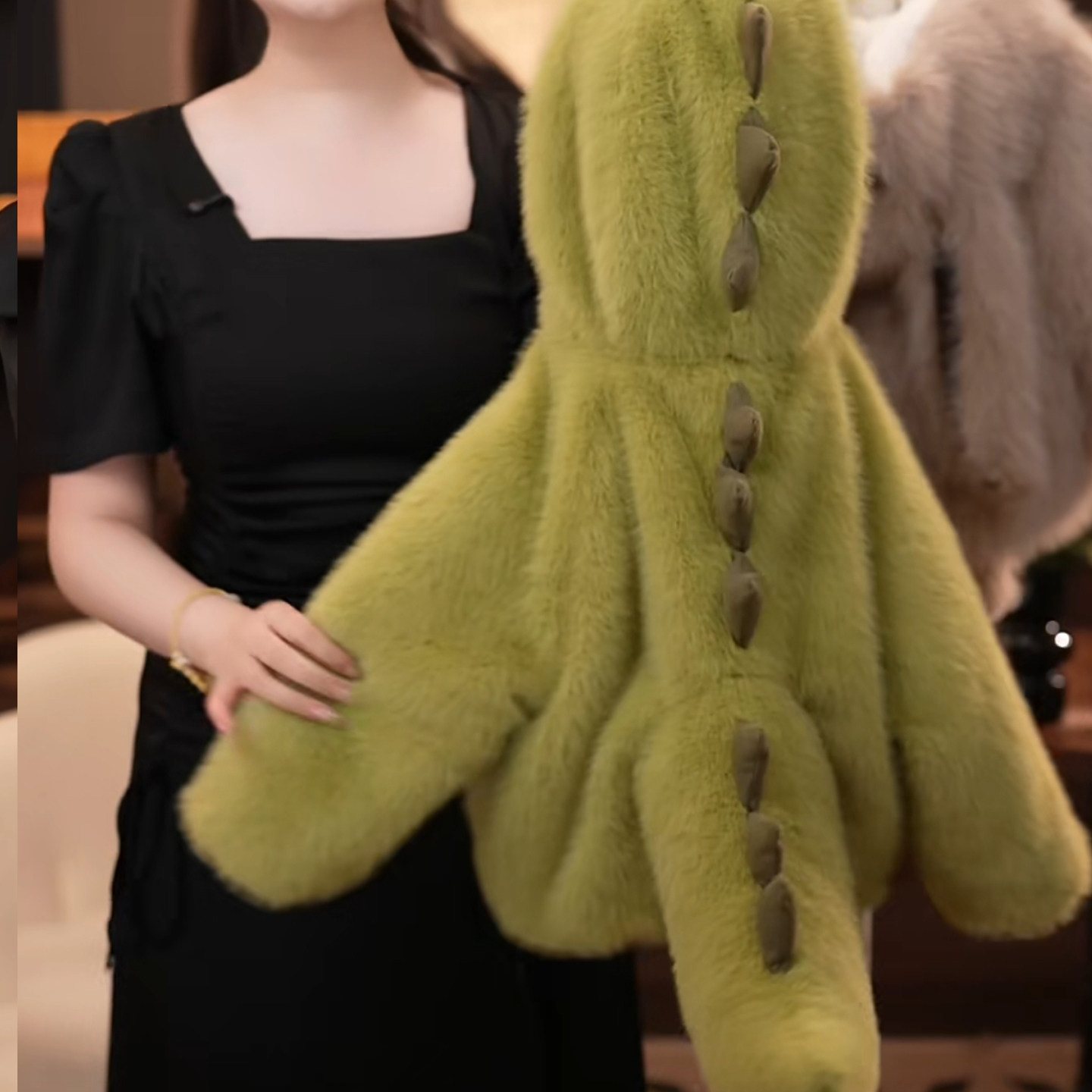 女童皮草外套2025新款洋气儿童秋冬加绒加厚宝宝小恐龙毛茸茸上衣,淘宝优惠券,粉丝福利购,淘宝优惠卷