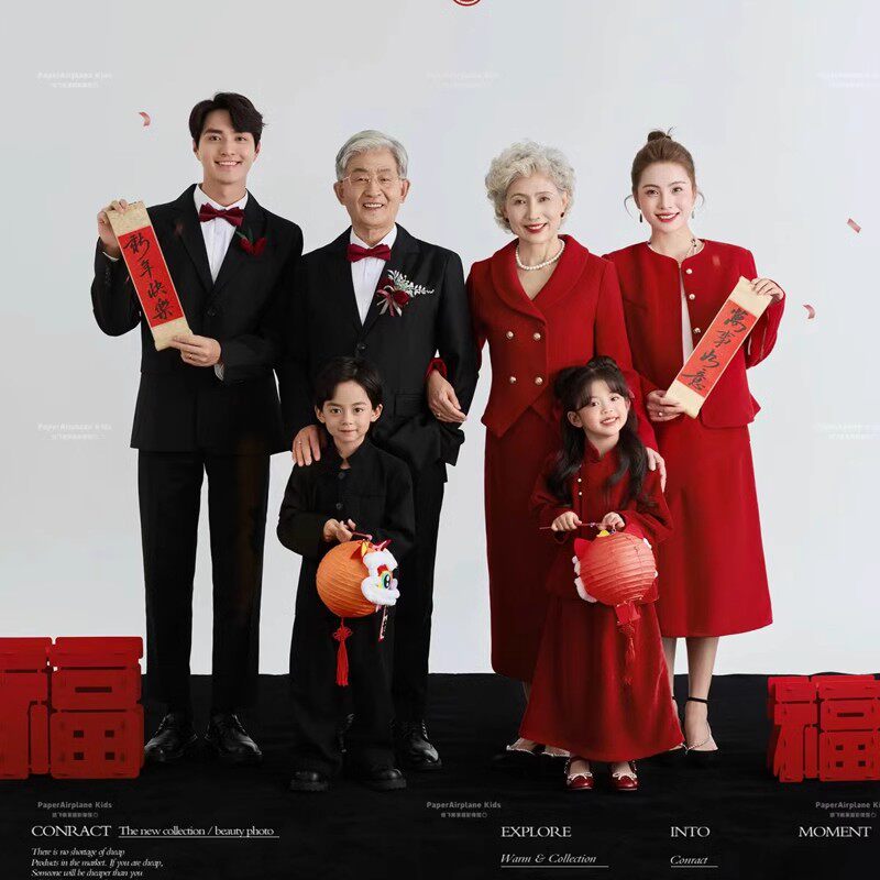 2025新年全家福拍照道具立体福字手拿卷轴对联手提灯笼春装饰摆件