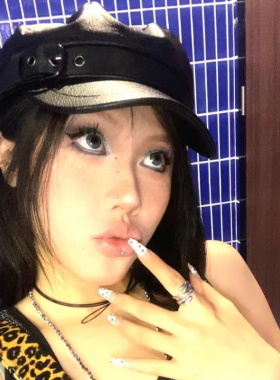 涩谷辣妹风小众皮扣平顶贝雷帽