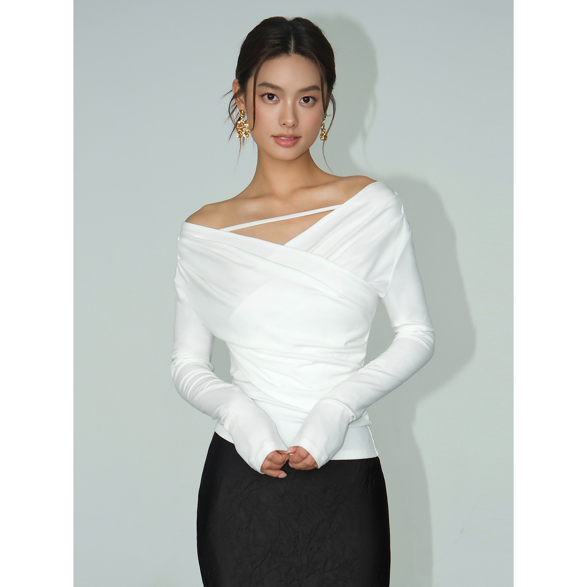 NEVA HU黑色一字肩t恤女设计感2025秋季新款修身显瘦露肩V领上衣,淘宝优惠券,粉丝福利购,淘宝优惠卷