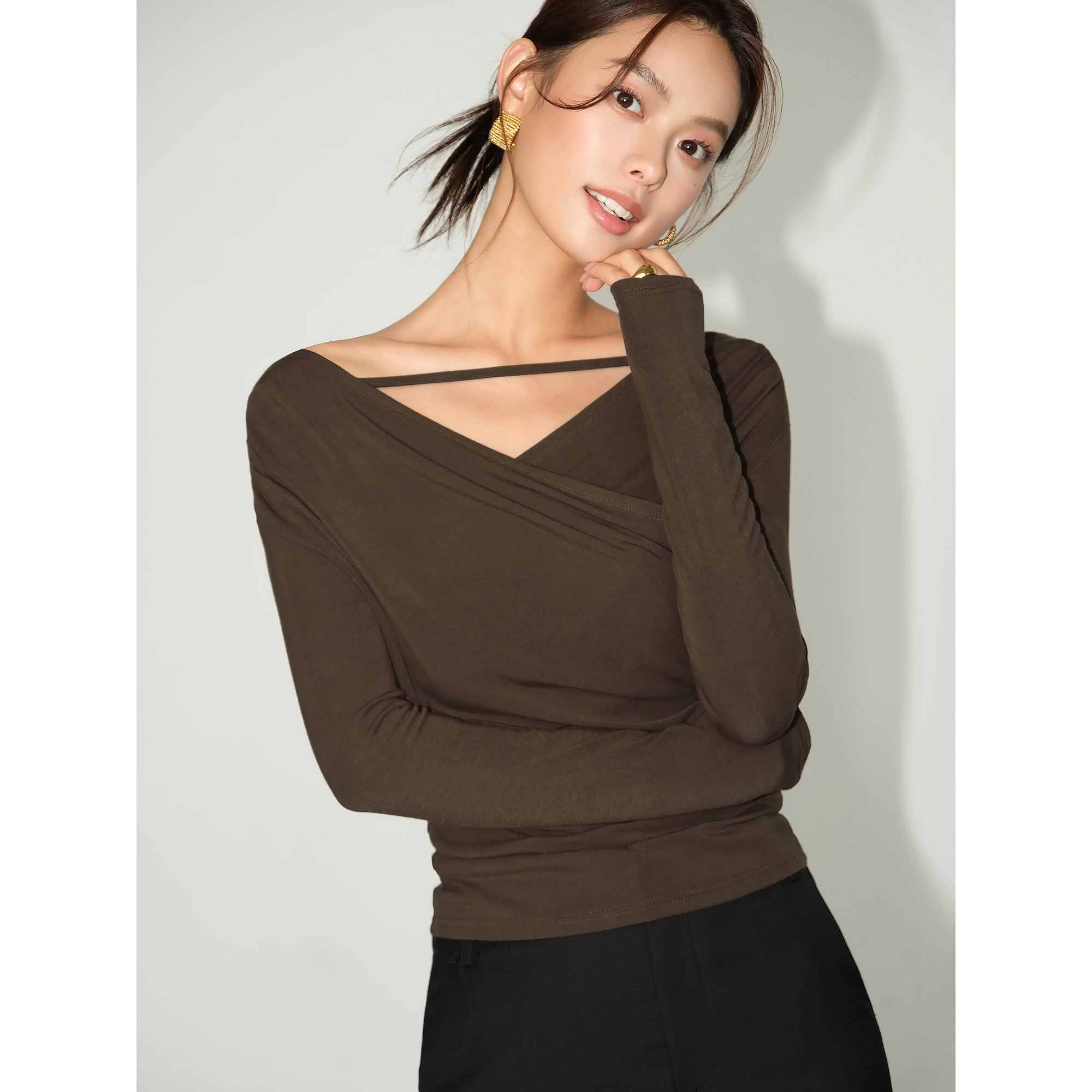 NEVA HU黑色一字肩t恤女设计感2025秋季新款修身显瘦露肩V领上衣,淘宝优惠券,粉丝福利购,淘宝优惠卷