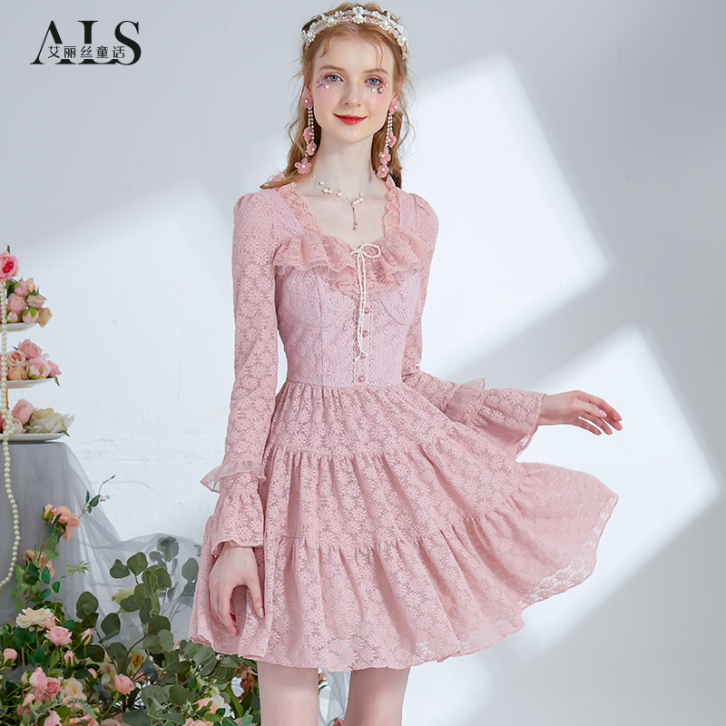 艾丽丝2024春季新款粉色蕾丝花边小方领连衣裙甜美长袖短款蛋糕裙