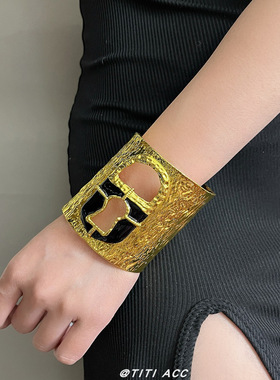 欧美复古金属纹理黑金滴釉锁头宽版手镯女高级感配饰时尚夸张手饰