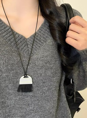 韩系简约黑色流苏吊坠项链女轻奢高级感长款毛衣链经典百搭配饰品