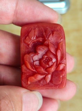 川料南红玛瑙牡丹花吊坠手工雕刻形状饱满圆润 柿子红挂件男女款