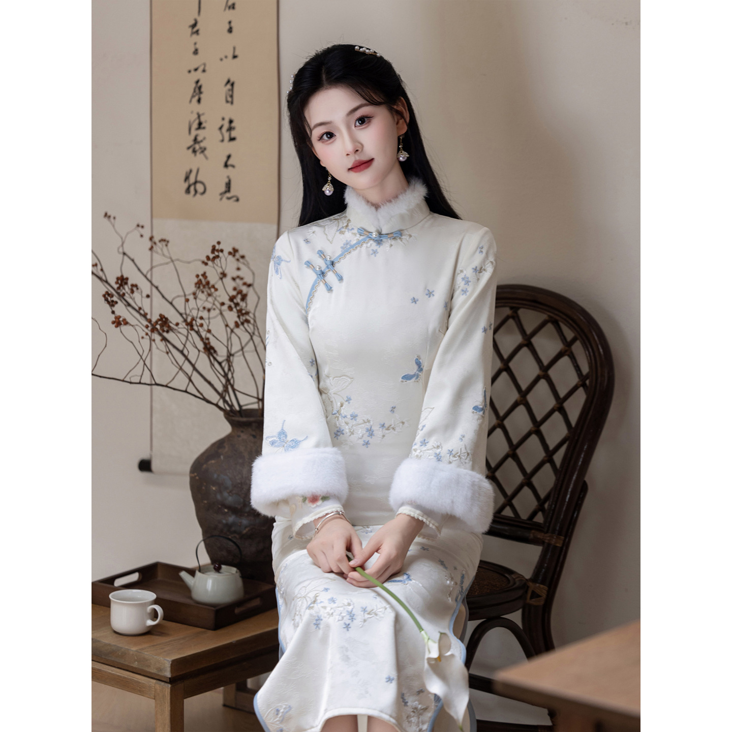 白色旗袍2025新款秋冬季加绒加厚冬装刺绣改良女新中式连衣裙冬天 - 图1