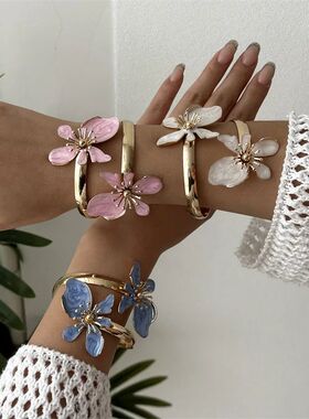 New Creative Exaggerated Bracelet Metal Hollow Out Big Flowe