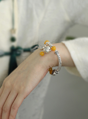 复古暴富招财猫手链女新中式蜜蜡黄圆珠平安喜乐手串弯管弹力手环