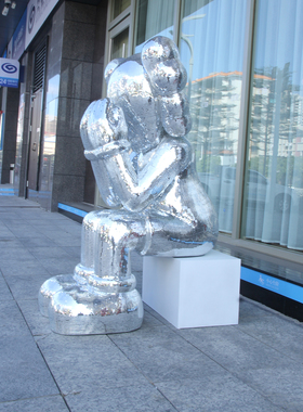 kaws贴钻玻璃座姿暴力熊店铺开业门厅网红拍照打卡装饰落地大摆件