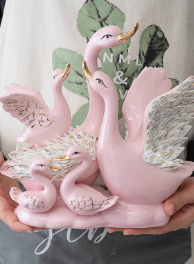 现代简约陶瓷天鹅创意客厅一家五口酒柜装饰家居饰品结婚送礼摆件