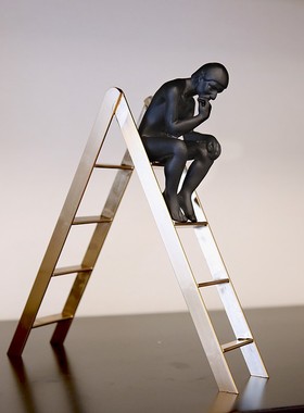 现代简约思考者摆件家居饰品客厅玄关酒柜装饰品创意书房桌面摆设