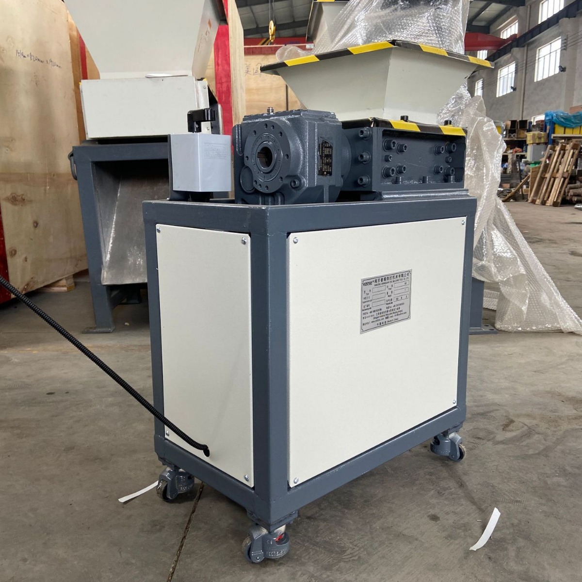 Household garbage single shaft shredder, chassis small plastic shredder, wood shredder, crusher