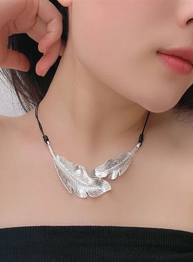 黑色皮绳金属羽毛项链时尚优雅大气高端锁骨链法式个性设计颈链女