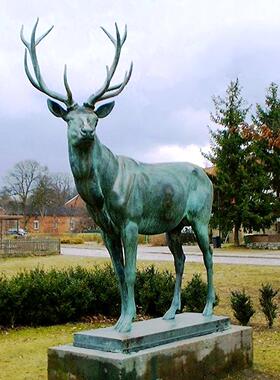 铸铜小鹿雕塑厂家定制彷真动物麋鹿梅花鹿摆件公园小区草坪装饰品