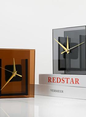 轻奢样板间卧室床头柜桌面时钟音响装饰摆饰组合搭配软装饰品套组