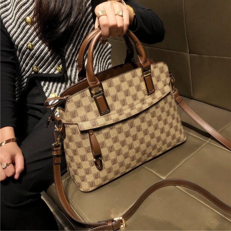 香港正品高级包包女2025新款大气斜跨女士手提真皮质感单肩贝壳包,淘宝优惠券,粉丝福利购,淘宝优惠卷