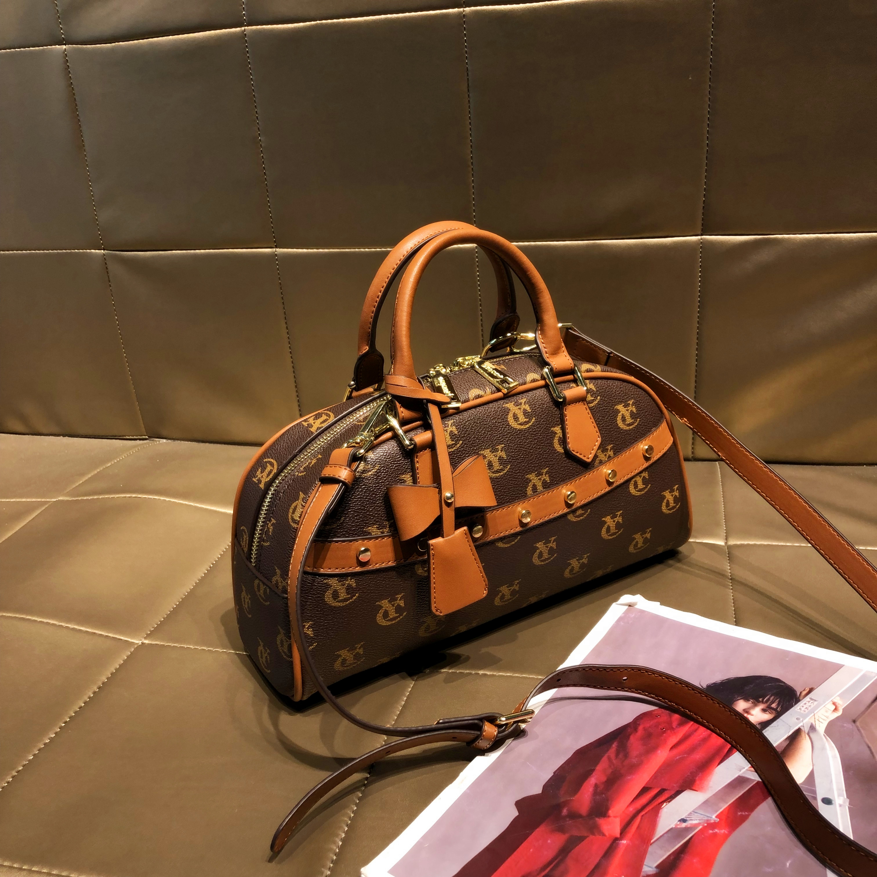 香港品牌斜挎包2025新款时尚通勤女包包高级感真皮手提单肩枕头包 - 图2