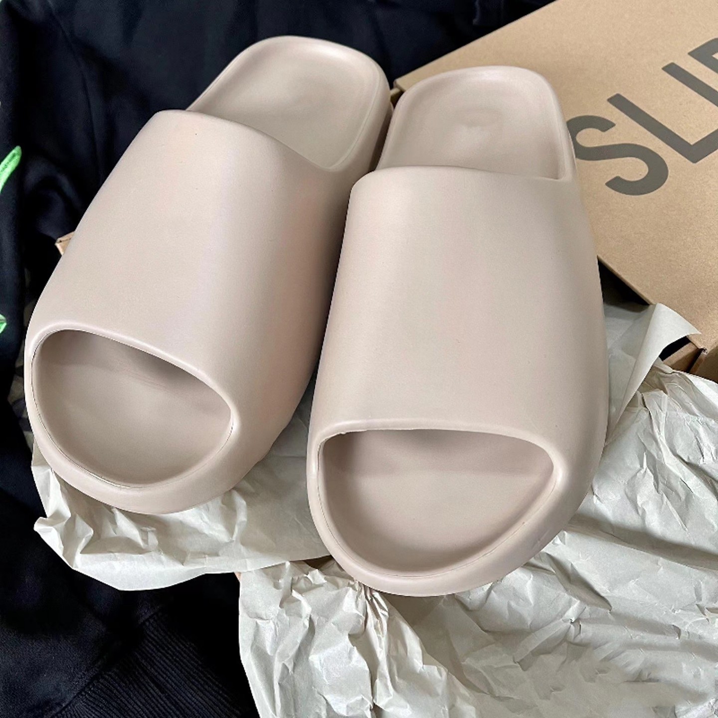 逃饱sneaker椰子拖鞋yeezy一字拖slide暖沙黄踩屎感新款米白外穿,淘宝优惠券,粉丝福利购,淘宝优惠卷