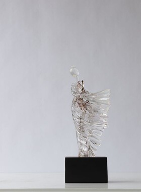 定制抽象人物透明树脂雕塑样板房