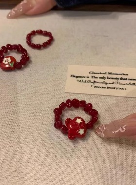 红色小熊串珠戒指节日氛围感