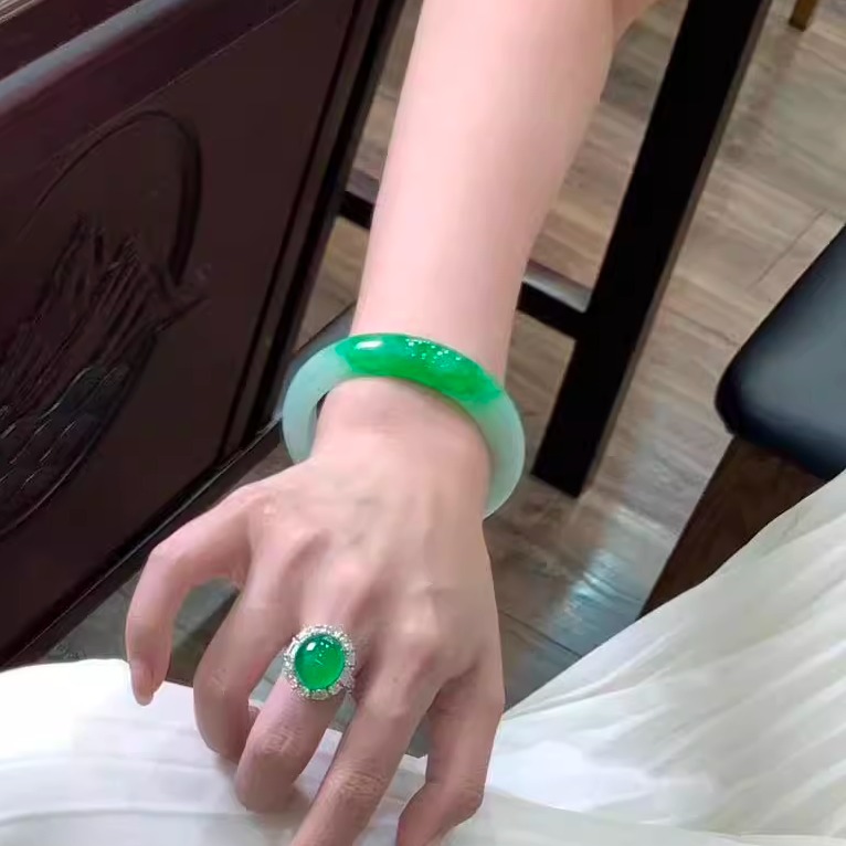 玉长情缅甸翡翠手镯高冰透种玉手镯半山水阳绿女款真玉石正圈处理 - 图3